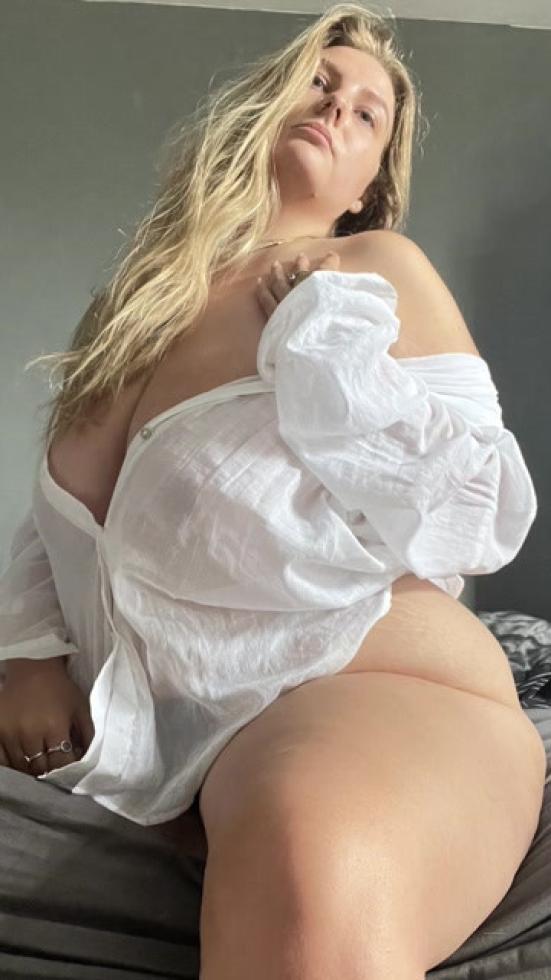 Just a body confident Queen and lingerie lover reminding you to love your body and express yourself freely 💕✨